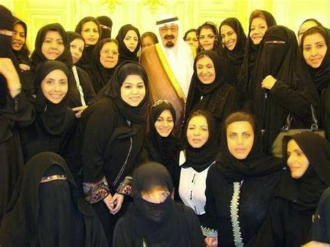 See Photo Of Late Saudi King Abdullah And His 30 Wives - Family - Nigeria