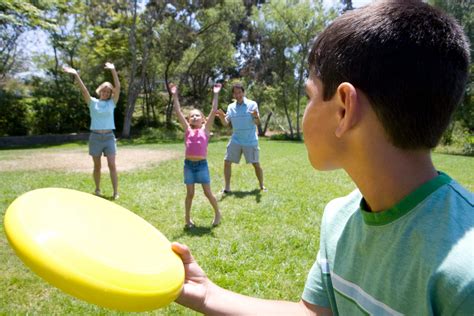 15 Frisbee games for kids - Care.com Resources