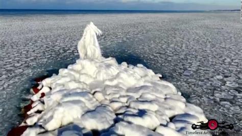 Dron capta extrañas figuras en el lago Michigan | Video