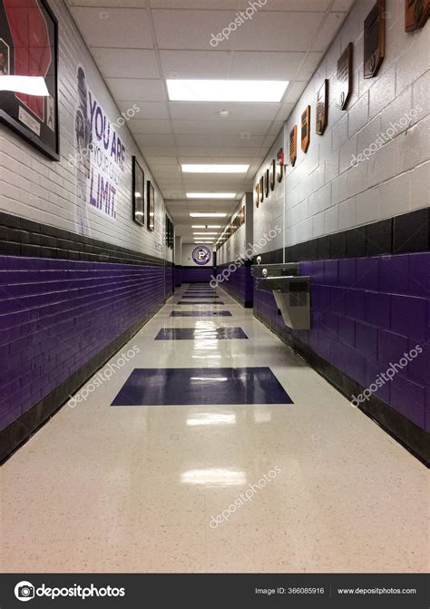 School hallway empty – Stock Editorial Photo © quitesimplystock #366085916