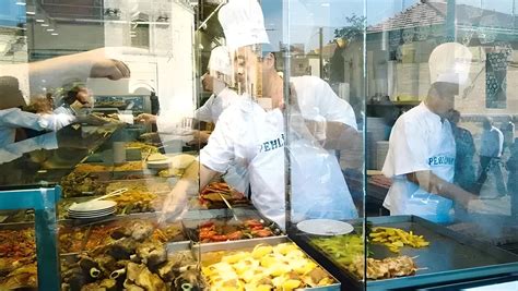 Restaurants in Kadıköy offer free meals to students - Türkiye News