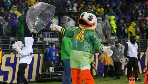 Oregon Ducks' Mascot has a crush on Dua Lipa