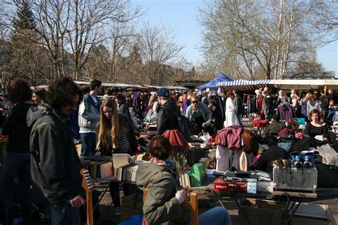 Flohmarkt am Mauerpark - a Berlin Flea Market - andBerlin