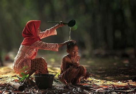 Herman Damar Captures Breath Taking Pictures Of Every Day Life Villagers In Indonesia ...