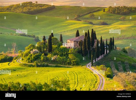 Tuscany landscape, typical for the region tuscan farm house, hills.Italy Stock Photo - Alamy