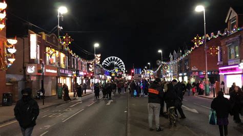 Leicester's cutback Diwali celebrations do not deter crowds - BBC News