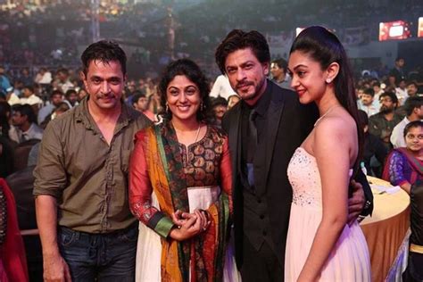 Arjun Family With SRK at Vijay Awards | Veethi