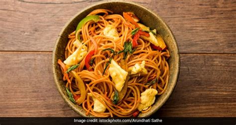 Egg Hakka Noodles Recipe by Shivali Ghai - NDTV Food