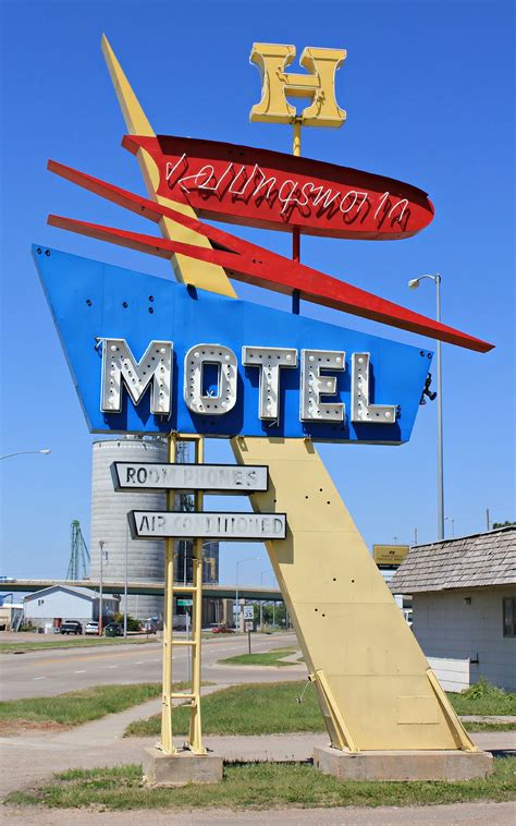 Hollingsworth Motel | Vintage neon signs, Retro signage, Old neon signs