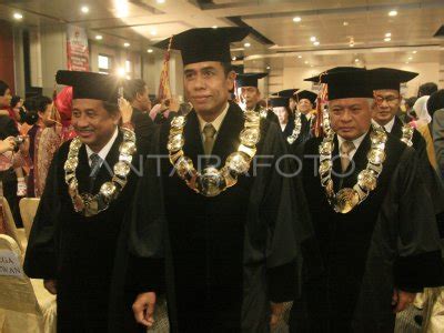 WISUDA UNHAN | ANTARA Foto