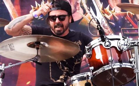 Grohl jumped behind the drums during "Ride for Ronnie" | Beatit.tv