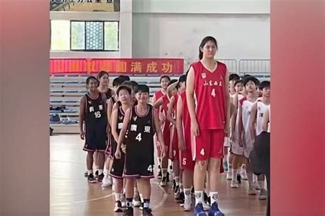 7ft 5in-Tall, 14-Year-Old Chinese Girl Hailed as “New Yao Ming”