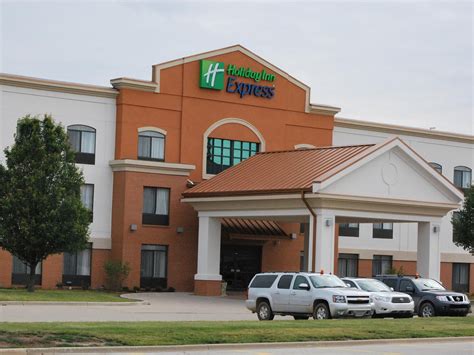 Pet-Friendly Hotels in Bloomington, IL | Holiday Inn Express Bloomington West