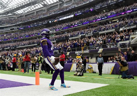 Stefon Diggs scores three touchdowns to beat Eagles - Yahoo Sport