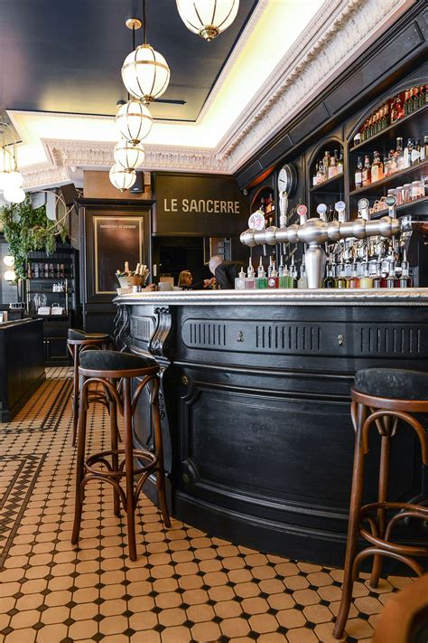 La décoration de la Brasserie Le Sancerre de Paris dans le quartier de ...