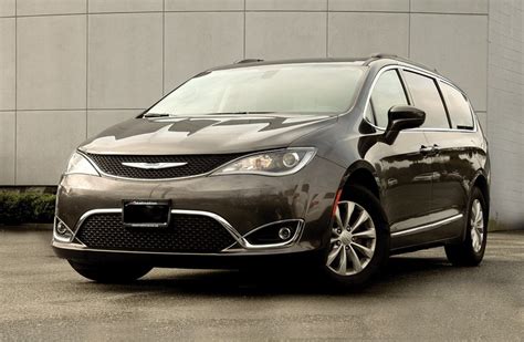 REVIEW: Chrysler still rocks the minivan - North Shore News