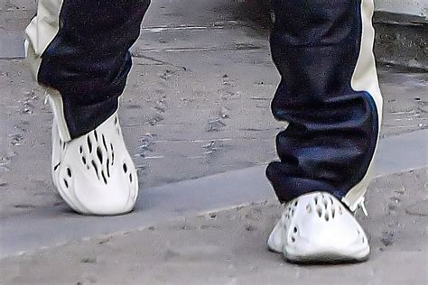 Kanye West’s Yeezy Foam Runners Are the Wildest Part of His Bold Look – Footwear News