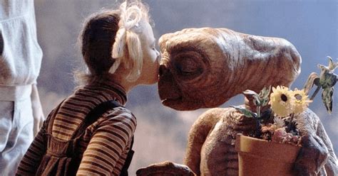 Drew Barrymore reveals she thought E.T. was real - Scoop Upworthy