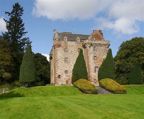 Castle Leod - inspiration for Castle Leoch | Scotland castles, Castle ...