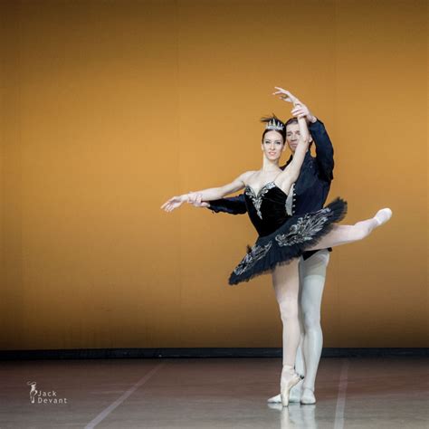 Marjana Fazullina and Denis Klimuk in Swan Lake pdd