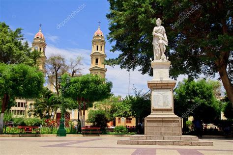 Plaza principal en Piura, Perú 2023