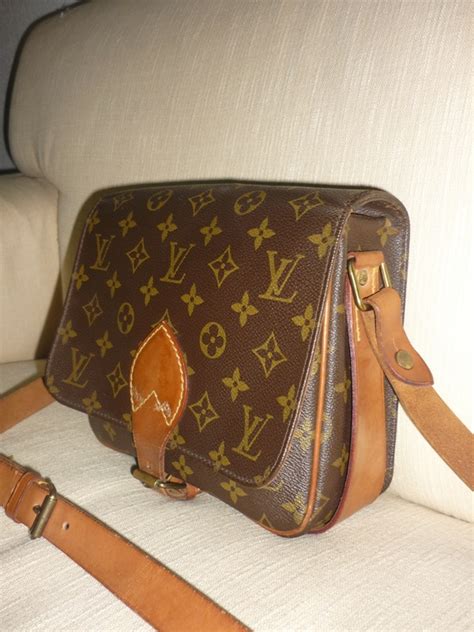 YUS BRANDED BAG: LOUIS VUITTON SLING BAG