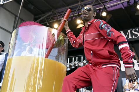 Snoop Dogg Has Broken The Record For The World’s Largest Glass Of Gin ...