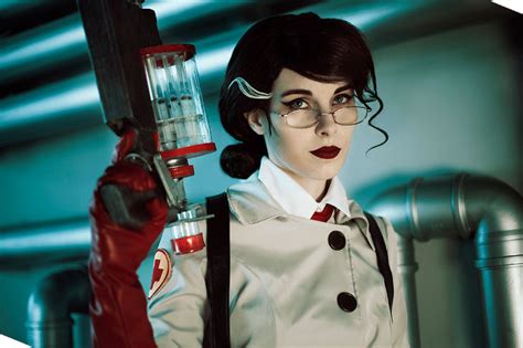 Female Medic from Team Fortress 2 - Daily Cosplay .com