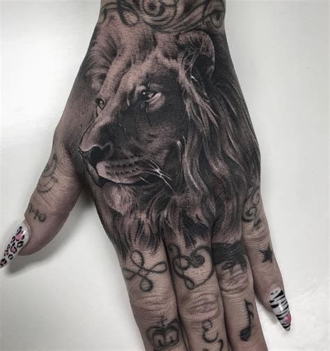 Creative Lion Tattoo On Hand - Blurmark