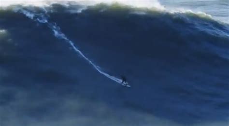 Surfer conquers record-setting 100-foot wave - Vagabondish