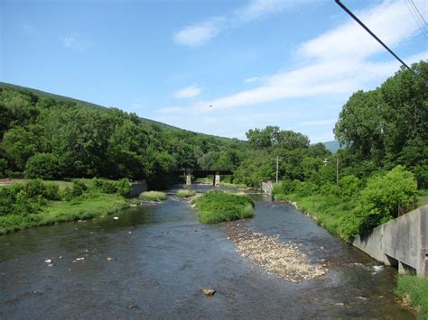 File:Hoosic River upstream from West Main St, North Adams MA.jpg - Wikimedia Commons