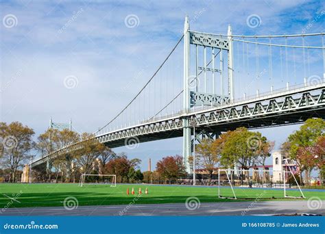 Astoria Park Met Een Voetveld Naar De Triborough Bridge in Astoria Queens New York Stock ...