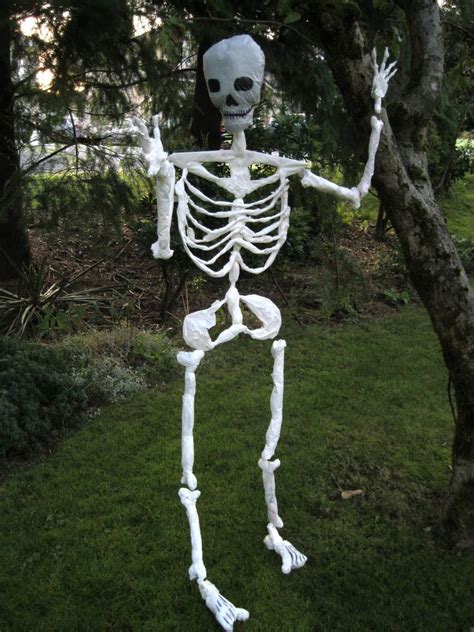 Halloween Skeleton Made of Plastic Shopping Bags. | Fantasmas de halloween, Decoración de ...