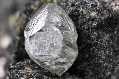 Tiny rock hidden in diamond reveals secrets of the Earth's core