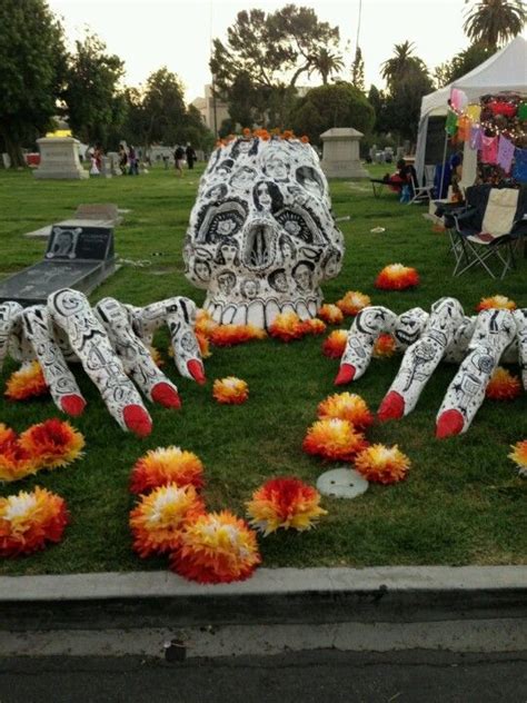 I don't know where this is from but it is beautiful. Day of the Dead altar. | Decoracion dia de ...