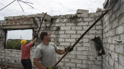 In Pictures: Rebuilding Torn Homes In Ukraine