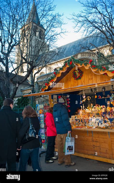 Paris, France, Christmas Shopping, Couple at Traditional Christmas ...