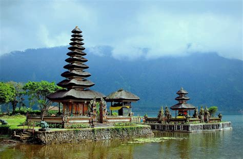 HD Wallpaper of Pura Ulun Danu Bratan, Bali's Serene Temple