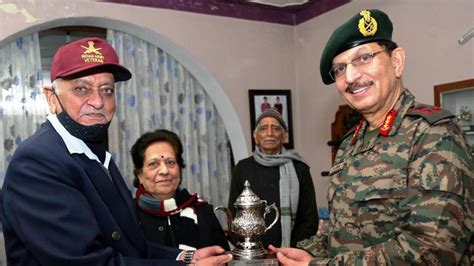 Northern Army Chief Lt Gen YK Joshi visits his first Commanding Officer in Jammu - Hindustan Times