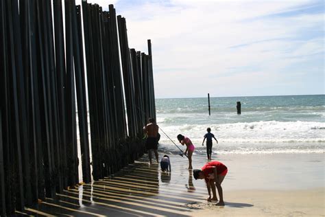 File:US-Mexico Fence Mexican family on US side.jpg - Wikimedia Commons