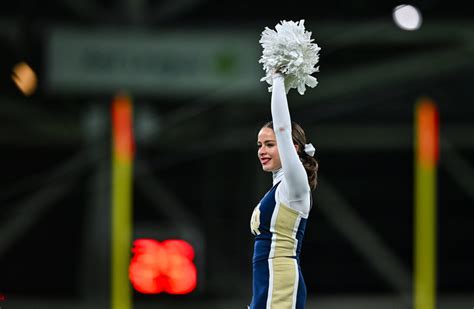 Notre Dame Cheerleader Turns Heads During Season Opener - The Spun