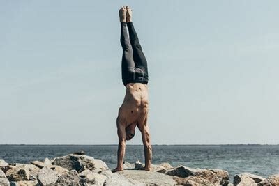 Top 8 Handstand Benefits – Why You Should Do Them Daily