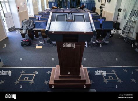 White house briefing room podium hi-res stock photography and images - Alamy