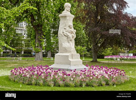 Jardin du Luxembourg, statues in Paris Stock Photo - Alamy