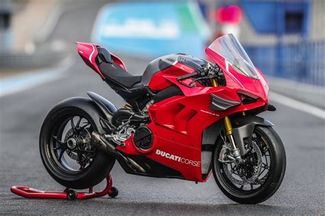 ตารางสเปคชี้ 2019 Ducati Panigale V4R จะกลับมาใช้ชุดคลัทช์แห้งอีกครั้ง !! - Motorival.com