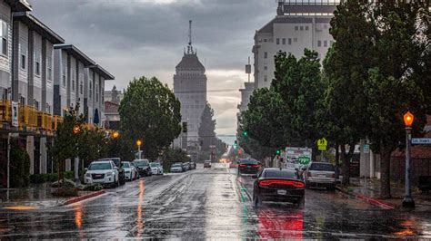 A storm front moves through Fresno CA with a quick shower | Fresno Bee