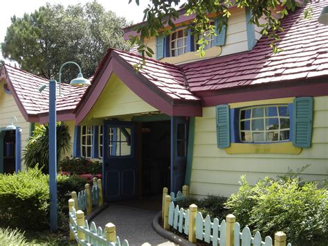 Disney Vacation Kingdom: Mickey's House Exterior