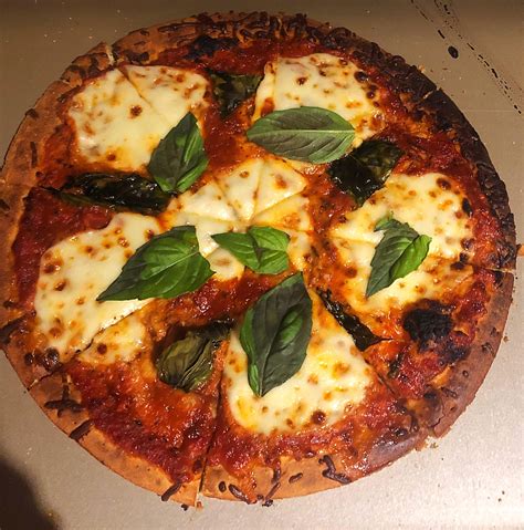 Margarita pizza - fresh mozzarella and basil : Pizza