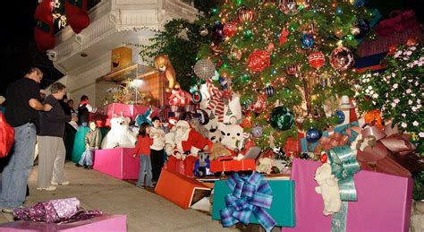 Tom and Jerry House, the elaborate holiday display in S.F., shines on after creator’s death