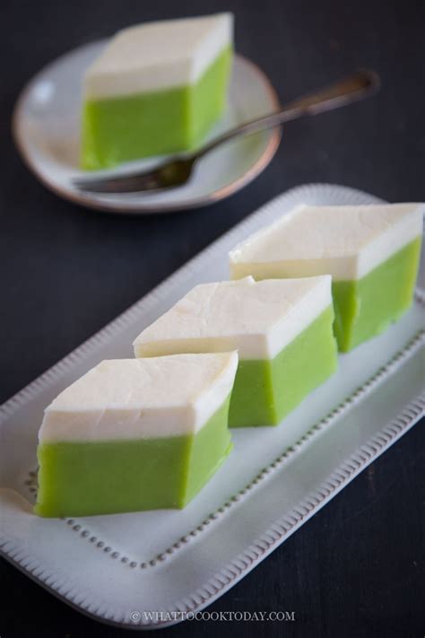 Kuih/Kue Talam Pandan (Steamed Coconut Pandan Cake)